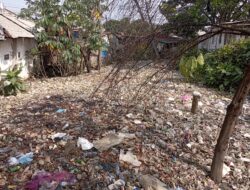 Viral ! Saluran Air di Simpang Ciawi Tertutup Sampah, Warga Takut Banjir