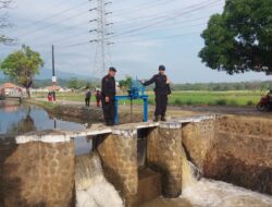 Siaga Antisipasi Banjir di Musim Hujan, Sat Brimob Polda Jabar Cek Debit dan Arus Air