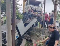 Truk Derek Alami Kecelakaan, 4 Motor Tertimpa