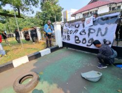 Hujan Uang Recehan Terjadi di Depan Kantor BPN Bogor, Ada Apa?